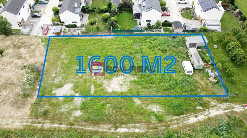 Investičný pozemok 1600 m2 Marianka Intravilán Skvelé ROI - Pozemky - bývanie v Marianke, Na Ovsisku, 1600 m², s okolitými modernými domami.