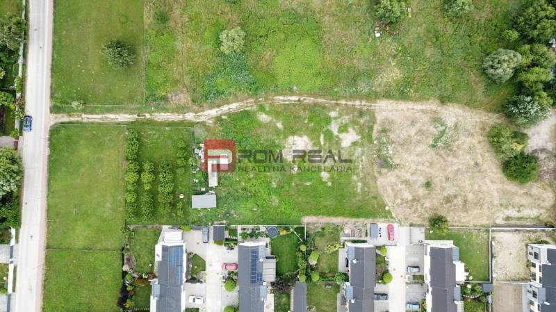 Investičný pozemok 1600 m2 Marianka Intravilán Skvelé ROI - Letecký pohľad na Pozemky - bývanie v Marianke na ulici Na Ovsisku.