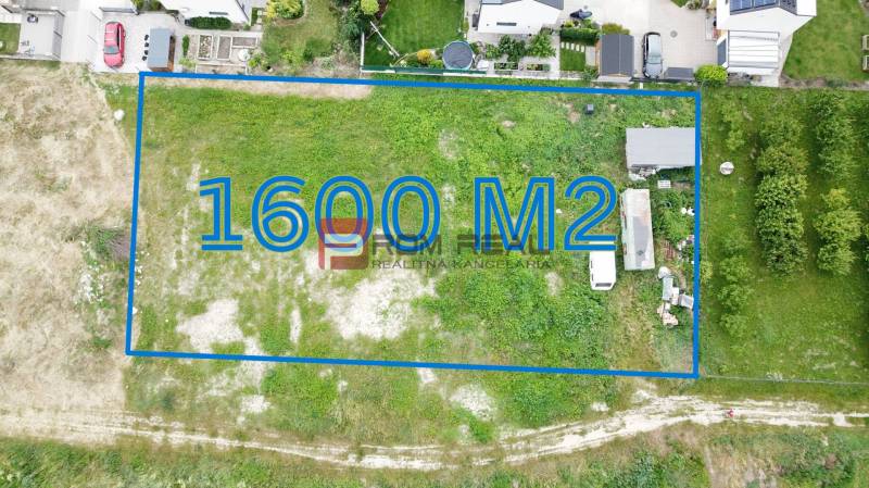 Investičný pozemok 1600 m2 Marianka Intravilán Skvelé ROI - Letecký pohľad na pozemky - bývanie o rozlohe 1600 m² na ulici Na Ovsisku v Marianke.