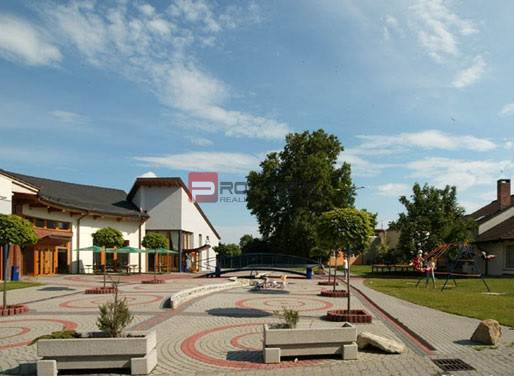 Hľadám byt na prenájom v Rovinke a okolí - Dvor v Rovinke na ulici Centrum, s priľahlými budovami a detským ihriskom.