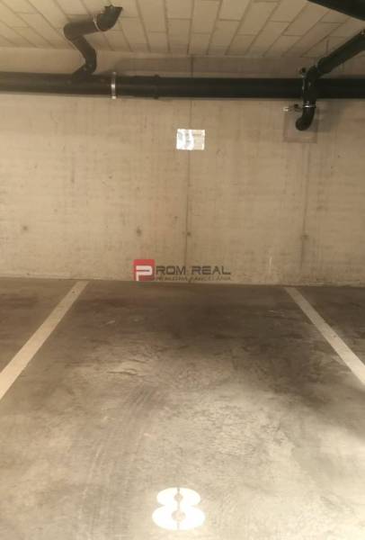 Garážové státie v bytovom komplexe Bratislava Petržalka - Parkovacie miesto v garážach s potrubím na stene.