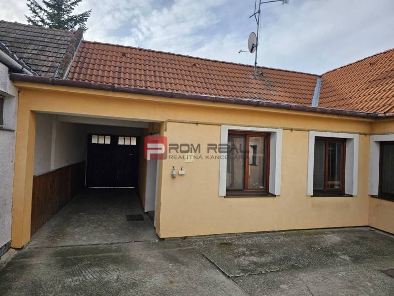 Rodinný dom na predaj Pezinok na skok od centra - Rodinný dom na Slnečnej ulici v Pezinku s garážou a satelitnou anténou.