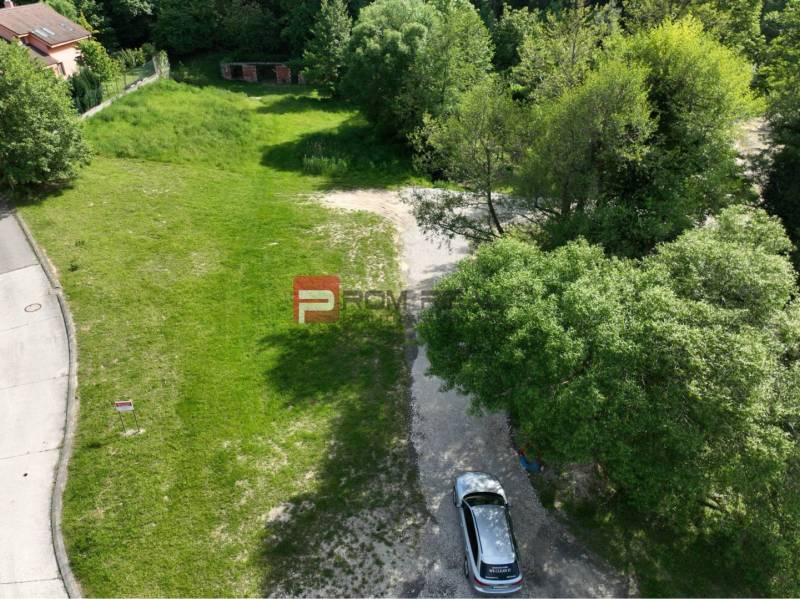 PREDAJ - Stavebný pozemok v obci Marianka - Lúka pri ulici Na tálkoch v Marianke, vhodná pre Pozemky - bývanie.