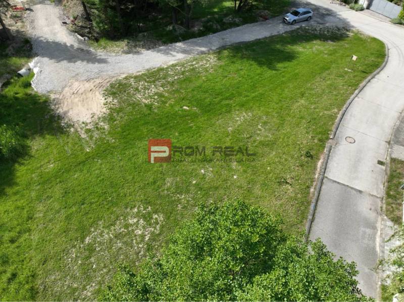 PREDAJ - Stavebný pozemok v obci Marianka - Pozemok na bývanie v Marianke na ulici Na tálkoch s trávnatým povrchom.