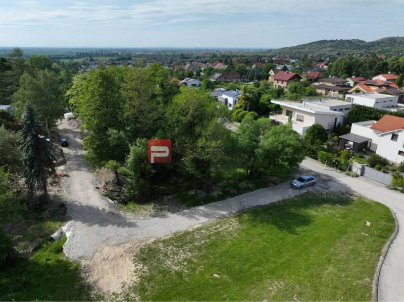 PREDAJ - Stavebný pozemok v obci Marianka - Pozemky - bývanie v Marianke na ulici Na tálkoch, obklopené zeleňou a domami.