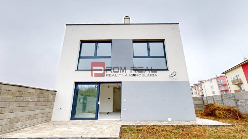 5 izbový RD - 128,33 m2 v novostavbe v Alžbetinom dvore - Rodinný dom v Miloslavove na Bottovej ulici s veľkými sklenenými oknami a terasou.