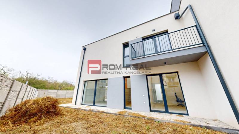 5 izbový RD - 128,33 m2 v novostavbe v Alžbetinom dvore - Rodinný dom na Bottovej ulici v Miloslavove, moderná fasáda a záhrada.