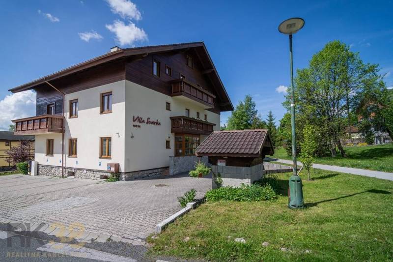 Znížená cena: priestranný apartmán s TOP polohou v Starom Smokovci - Rekreačný apartmán vo Vysokých Tatrách s parkoviskom, trávnikom a slnečným počasím.