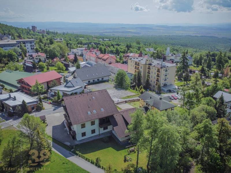 Znížená cena: priestranný apartmán s TOP polohou v Starom Smokovci - Letecký pohľad na rekreačné apartmány vo Vysokých Tatrách obklopené prírodou a zeleňou.