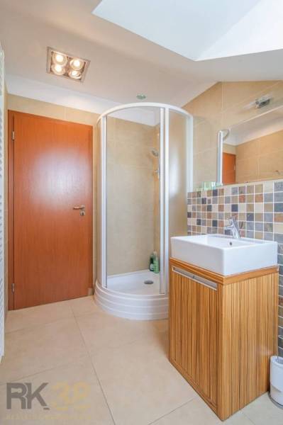Znížená cena: priestranný apartmán s TOP polohou v Starom Smokovci - Kúpeľňa v Rekreačnom apartmáne so sprchovým kútom a štvorcovým umývadlom.