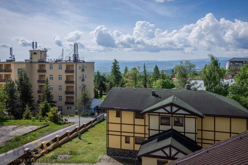 Znížená cena: priestranný apartmán s TOP polohou v Starom Smokovci - Budovy v krásnom prostredí Vysokých Tatier, Rekreačný apartmán obklopený zeleňou a horami.