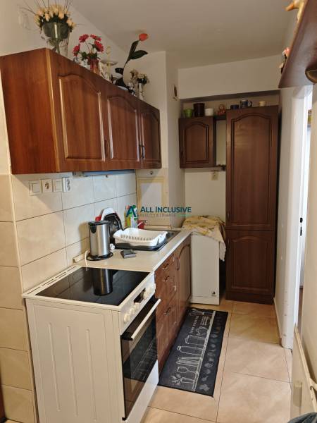 Na predaj 2i byt Stavbárska 38, Bratislava - Kuchyňa v 2-izbovom byte so sporákom, drezom a drevenými skrinkami.