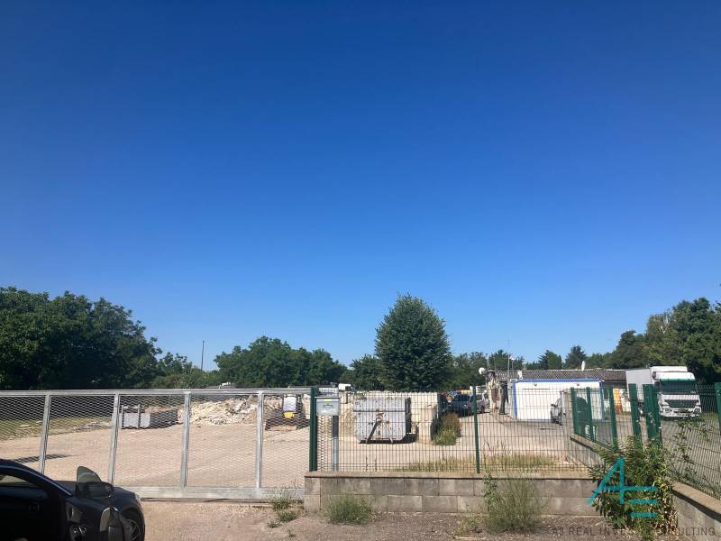 Predaj pozemku v 5868 m2 v PB. - Pozemky - komerčné na Popradskej ulici v Bratislave - Podunajské Biskupice s bránou a kontajnermi.