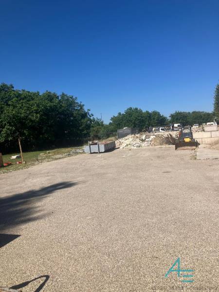 Predaj pozemku v 5868 m2 v PB. - Stavenisko s kontajnermi a stavebným odpadem na komerčných pozemkoch na Popradskej v Bratislave - Podunajských Biskupiciach.