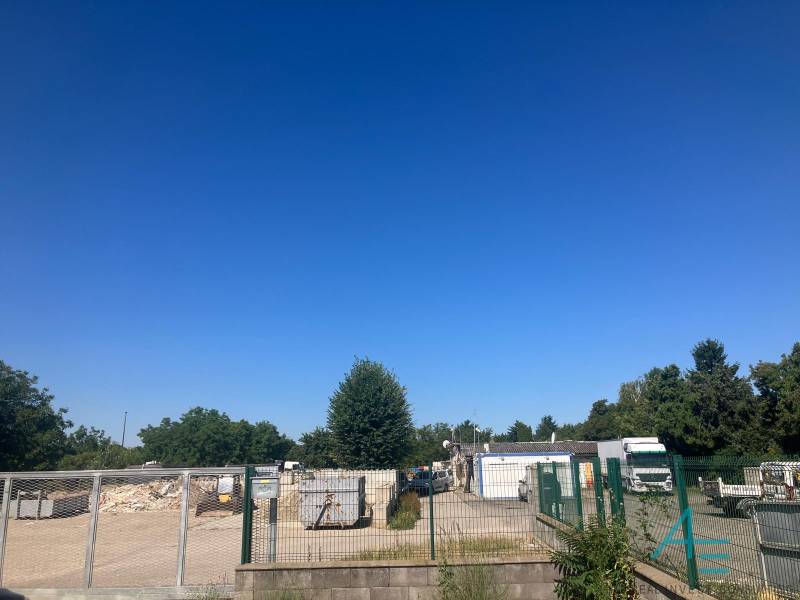 Predaj pozemku v 5868 m2 v PB. - Pozemky - komerčné na Popradskej ulici, Bratislava - Podunajské Biskupice s nákladnými autami a kontajnermi.