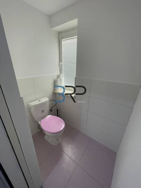 Na prenájom 2 izbový byt, Skalica - Kúpeľňa v 2-izbovom byte s ružovým záchodom a bielym obkladom.