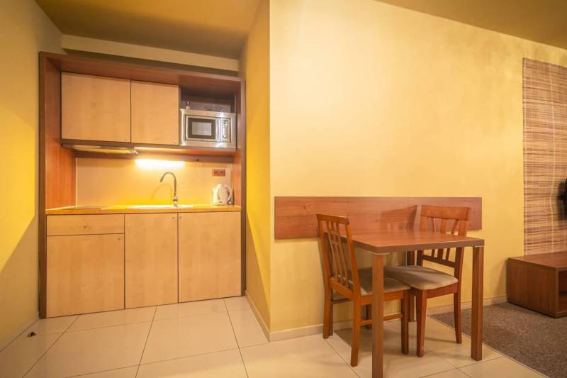 Príjemný apartmán s terasou v podhorí Vysokých Tatier - Kuchynský kút s drezom, mikrovlnkou a jedálenským stolom v rekreačnom apartmáne.