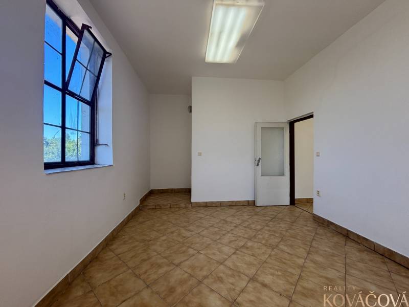 Na prenájom hala s pozemkom 4500 m² – Mníchova Lehota  - Interiér s oknom a dverami v skladoch a halách s dlažbou.