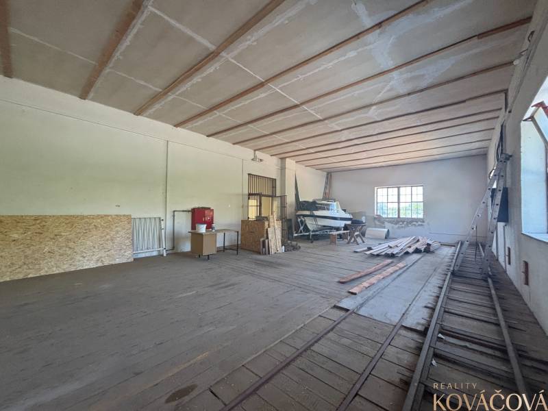 Na prenájom hala s pozemkom 4500 m² – Mníchova Lehota  - Priestor Sklady a haly s loďou, drevom a pracovnými stolmi vo vnútri.