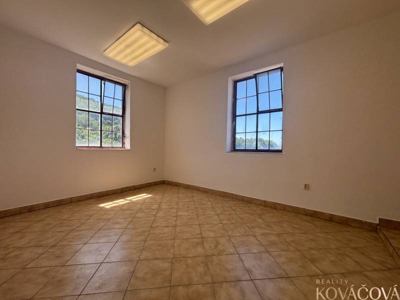 Na prenájom hala s pozemkom 4500 m² – Mníchova Lehota  - Interiér Skladov a hál s oknami a keramickou dlažbou na podlahe.