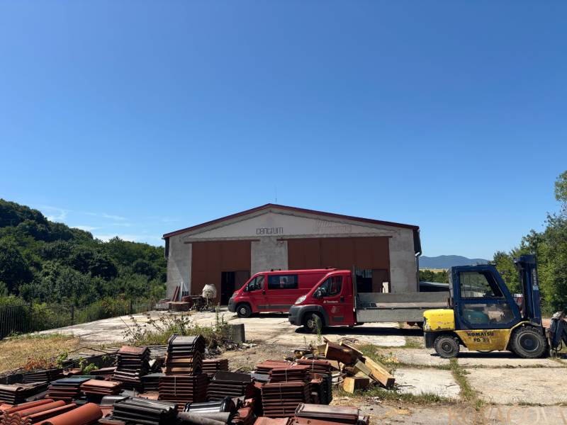 Na prenájom hala s pozemkom 4500 m² – Mníchova Lehota  - Sklady a haly v Mníchovej Lehote so stohmi tehál, červenou dodávkou a vysokozdvižným vozíkom.