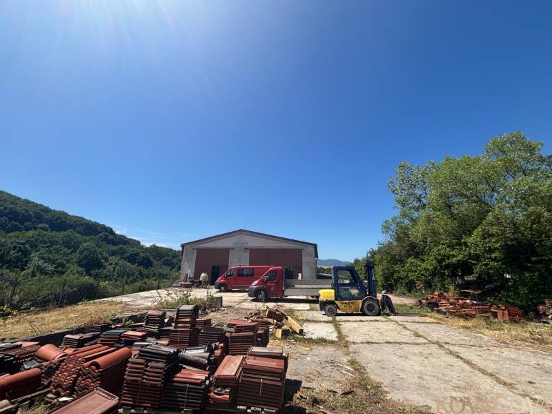 Na prenájom hala s pozemkom 4500 m² – Mníchova Lehota  - Sklady a haly v Mníchovej Lehote s halou, červeným autom a vysokozdvižným vozíkom.