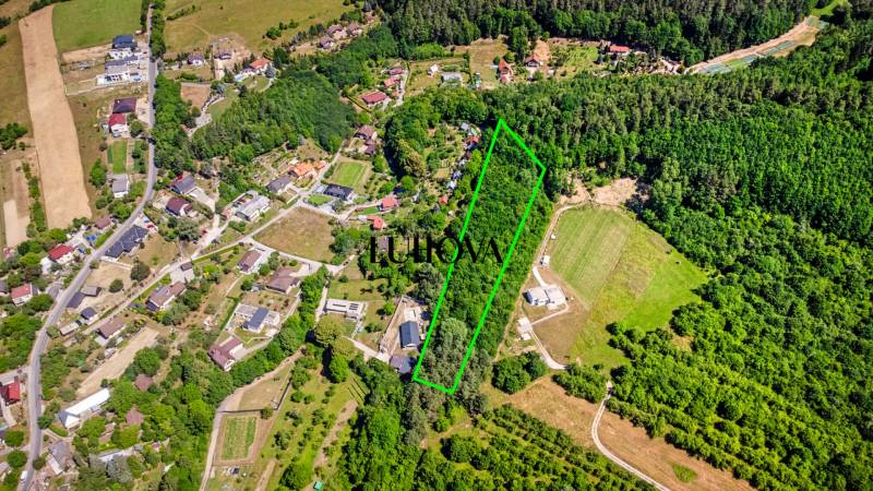 Pozemok s VEĽKÝM potenciálom_Vieska - Bezdedov (6441 m²) - Letecký pohľad na Rekreačné pozemky v Púchove na ulici Vieska-Bezdedov, obklopené zeleňou.