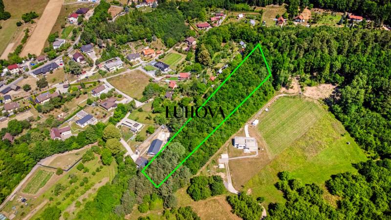 Pozemok s VEĽKÝM potenciálom_Vieska - Bezdedov (6441 m²) - Pohľad na rekreačné pozemky v Púchove, Vieska-Bezdedov obklopené bujnou prírodou.