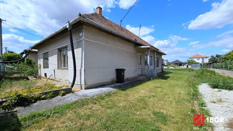 3 IZB ROD.DOM S VEĽKÝM POZEMKOM - KMEŤOVO, OKRES NOVÉ ZÁMKY - Rodinný dom s pozemkom na predaj v Tomášove, Malý Madaras - Pozemky - bývanie.