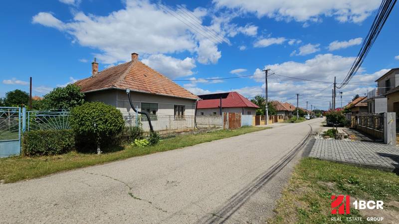 3 IZB ROD.DOM S VEĽKÝM POZEMKOM - KMEŤOVO, OKRES NOVÉ ZÁMKY - Rodinné domy s červenou strechou na ulici Malý Madaras v Tomášove, ideálne na pozemky - bývanie.