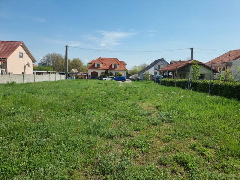 PREDAJ - Krásny rovinatý pozemok 1090 m2 - Cabaj-Čápor - Záhrada v Cabaji-Čápore obklopená domami, vhodná pre pozemky - bývanie.