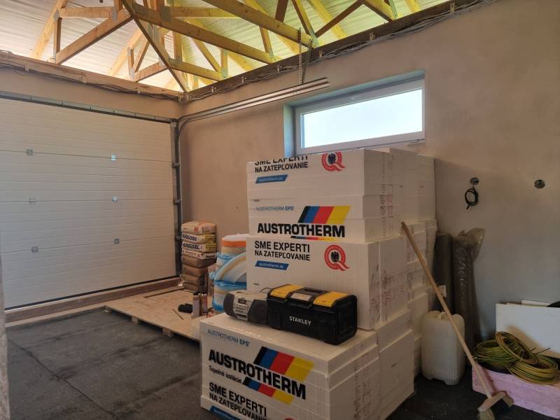 PREDAJ - 4 izbový s garážou - Nitra, Zobor  - Garáž v rodinnom dome s materiálom na zatepľovanie, vrátane polystyrénu Austrotherm.