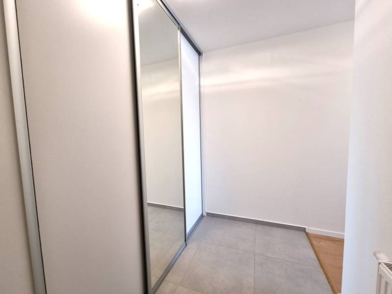 PRENÁJOM - Nový priestranný byt - Nitra, Centrum - Zrkadlová vstavaná skriňa v 2-izbovom byte s dlažbou a drevenou podlahou.