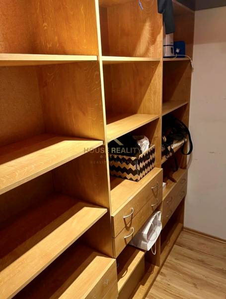 Predaj zariadený 2 izbový byt, Záhradnícka ulica,Bratislava II Ružinov - Úložný priestor s drevenými policami a zásuvkami v 2-izbovom byte.