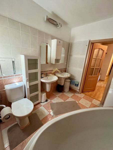 Predaj zariadený 2 izbový byt, Záhradnícka ulica,Bratislava II Ružinov - Kúpeľňa 2-izbového bytu so sanitou, skrinkami a veľkou vaňou.