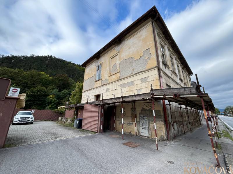 Na predaj pozemok 2269 m² so stavebným povolením na bytový dom,Trenčín - Stará budova so lešením na M.R. Štefánika v Trenčíne pred výstavbou bytov.