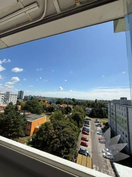 PREDAJ 2 IZBOVÝ BYT VO VYHĽADÁVANEJ LOKALITE BA II BUČINOVÁ ULICA - Výhľad na parkovisko a okolie z 2-izbového bytu na Bučinovej ulici, Bratislava - Vrakuňa.