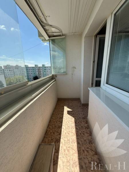 PREDAJ 2 IZBOVÝ BYT VO VYHĽADÁVANEJ LOKALITE BA II BUČINOVÁ ULICA - Zasklená lodžia 2-izbového bytu na Bučinovej ulici v Bratislave-Vrakuni.