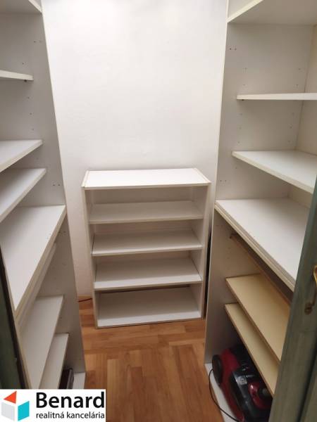 2 IZBOVÝ BYT NA PREDAJ, 59 m2, PREŠOV- PROSTĚJOVSKÁ UL. - Úložný priestor s bielym policovým systémom v 2-izbovom byte.