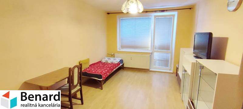 2 IZBOVÝ BYT NA PREDAJ, 59 m2, PREŠOV- PROSTĚJOVSKÁ UL. - Izba v 2-izbovom byte s posteľou, stolom, televízorom a skriňou.