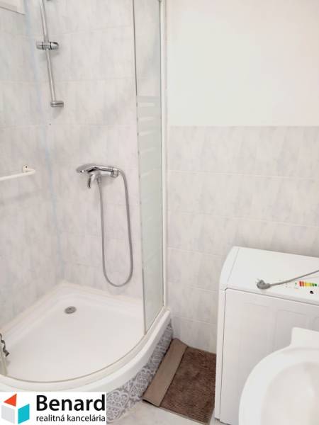 2 IZBOVÝ BYT NA PREDAJ, 59 m2, PREŠOV- PROSTĚJOVSKÁ UL. - Kúpeľňa v 2-izbovom byte s je sprchovacím kútom a práčkou, dlažba svetlej farby.