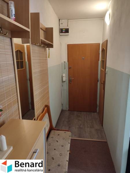 2 IZBOVÝ BYT NA PREDAJ, 59 m2, PREŠOV- PROSTĚJOVSKÁ UL. - Vstupná chodba 2-izbového bytu s botníkom a vešiakom.