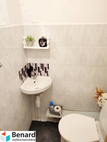 2 IZBOVÝ BYT NA PREDAJ, 59 m2, PREŠOV- PROSTĚJOVSKÁ UL. - Malá kúpeľňa v 2-izbovom byte s umývadlom, WC a dekoráciami.