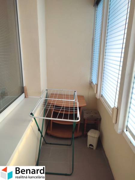 2 IZBOVÝ BYT NA PREDAJ, 59 m2, PREŠOV- PROSTĚJOVSKÁ UL. - Zasklený balkón v 2-izbovom byte s poličkou, sušiakom a odpadkovým košom.