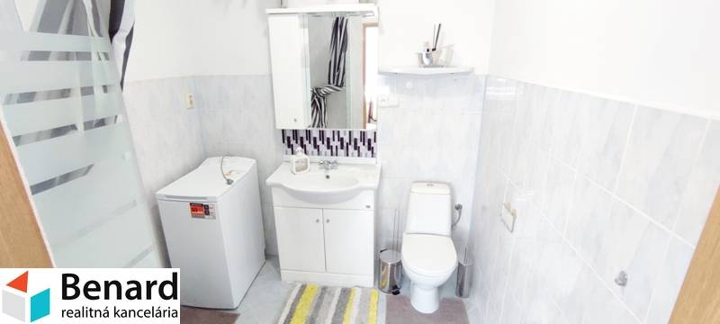 2 IZBOVÝ BYT NA PREDAJ, 59 m2, PREŠOV- PROSTĚJOVSKÁ UL. - Kúpeľňa v 2-izbovom byte s práčkou, umývadlom a toaletou, kachličky svetlých odtieňov.
