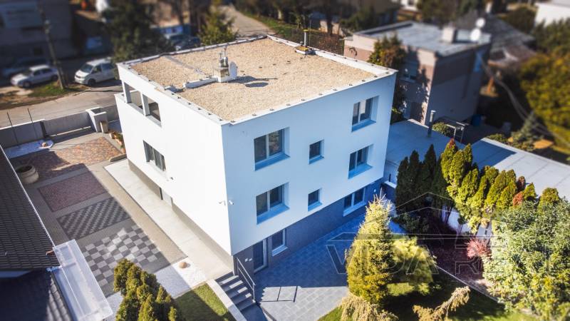 Prenájom/Predaj exkluzívneho viacúčelového domu v Bernolákove - Dvojpodlažná biela budova s parkovaním a zeleňou, na ulici Strojárenská, vhodná pre kancelárie.