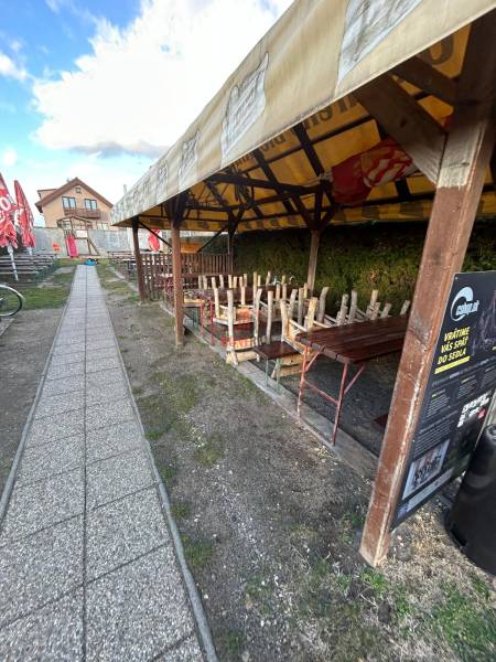 Pozemok s gastronomickým zariadením, kompletné zariadenie a zázemie - Zastrešená terasa gastro priestoru s uzavretým sedením na ulici Devínske jazero, Bratislava.