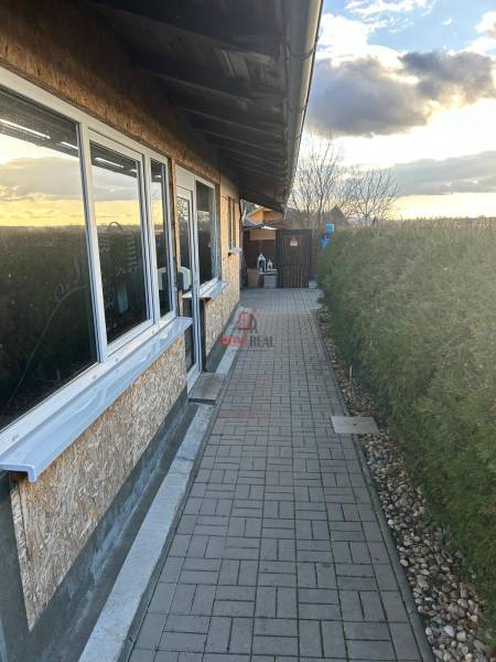 Pozemok s gastronomickým zariadením, kompletné zariadenie a zázemie - Exteriér gastro priestorov na Devínskom jazere v Bratislave, s upraveným chodníkom.