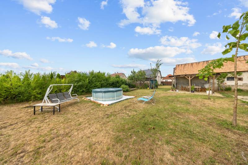 Ponúkame na predaj 4 izb. rodinný dom po kompletnej rekonštrukcii  - Záhrada rodinného domu v Sološnici na ulici Hoštáky s bazénom a hojdačkou.