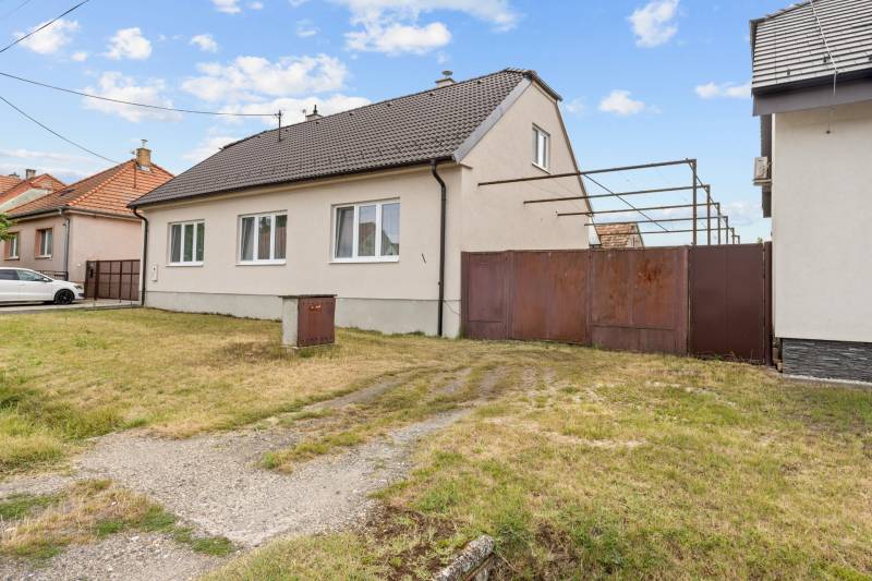 Ponúkame na predaj 4 izb. rodinný dom po kompletnej rekonštrukcii  - Rodinný dom na ulici Hoštáky v Sološnici s dvomi oknami a veľkou bránou.